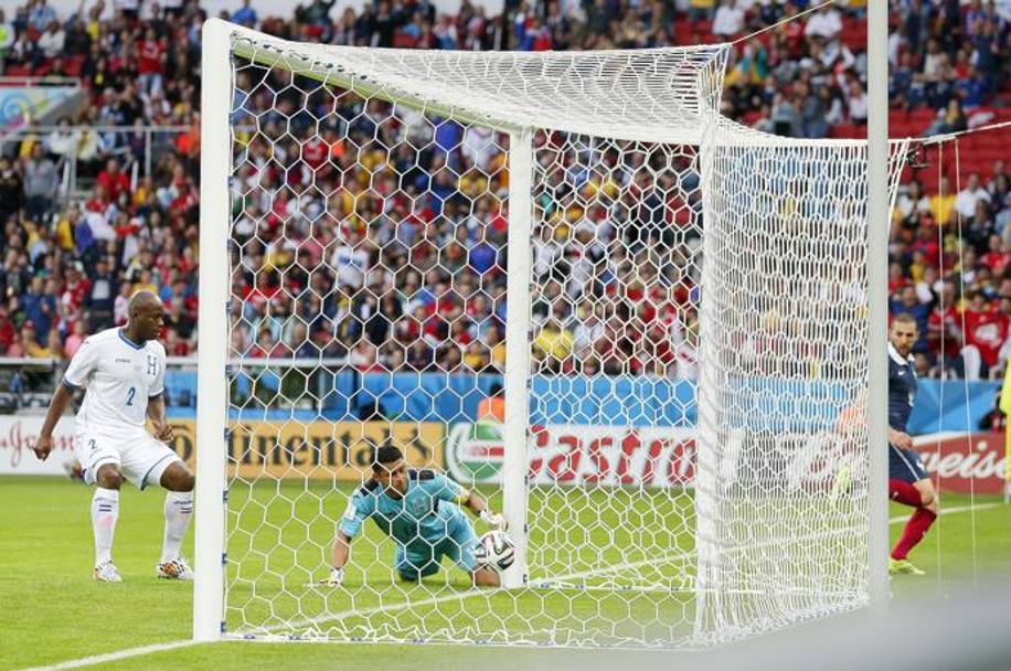 Valladares prova (invano) a togliere dalla porta il pallone del 2-0, dopo il palo interno di Benzema. Ap